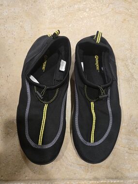 Men Black Wayer Shoes with Yellow Accents